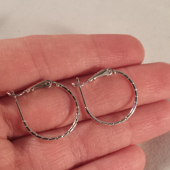 18k White Gold Carved Hoop Earrings 20mm .78" - Picture 4 of 4